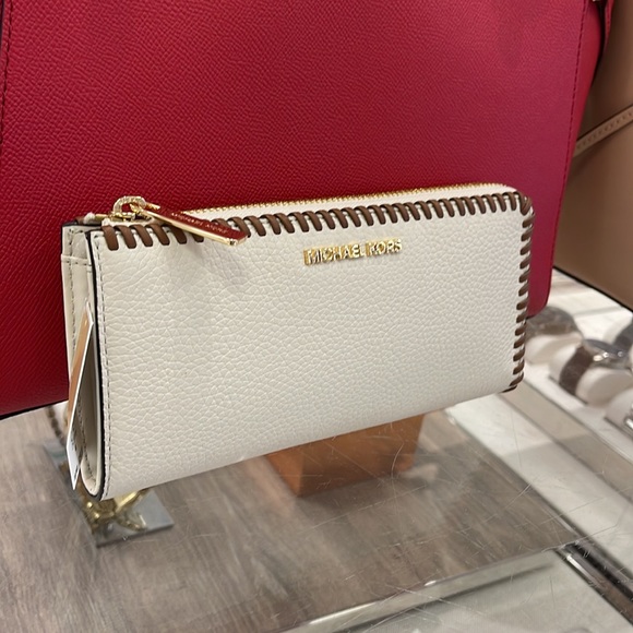 Michael Kors Jet Set Travel Large Pebble Leather Quarter-Zip Wallet
NWT - Picture 16 of 16